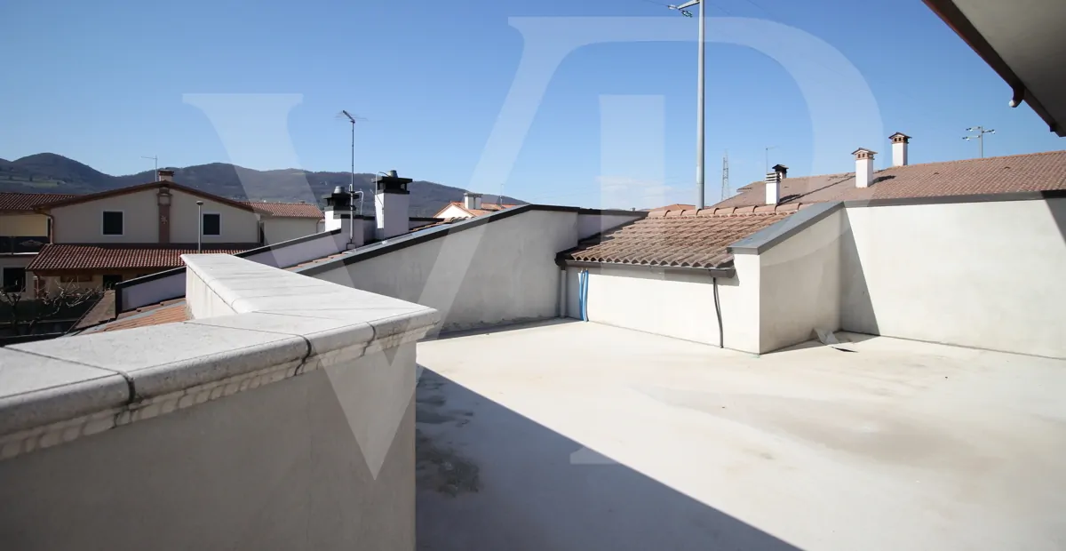 Full renovated - Semi-detached villa with private garden and access