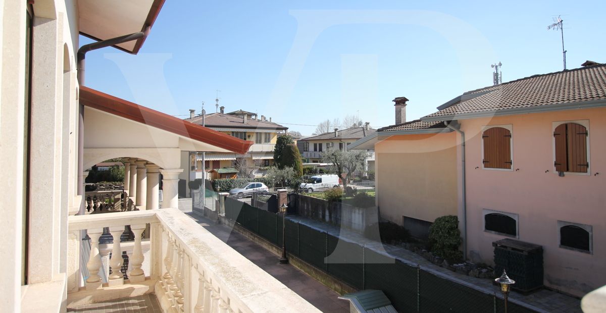 Villa bifamiliare con giardino ed accesso esclusivi