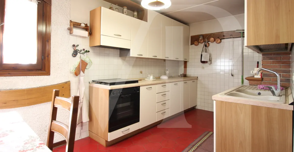 Full renovated - Semi-detached villa with private garden and access