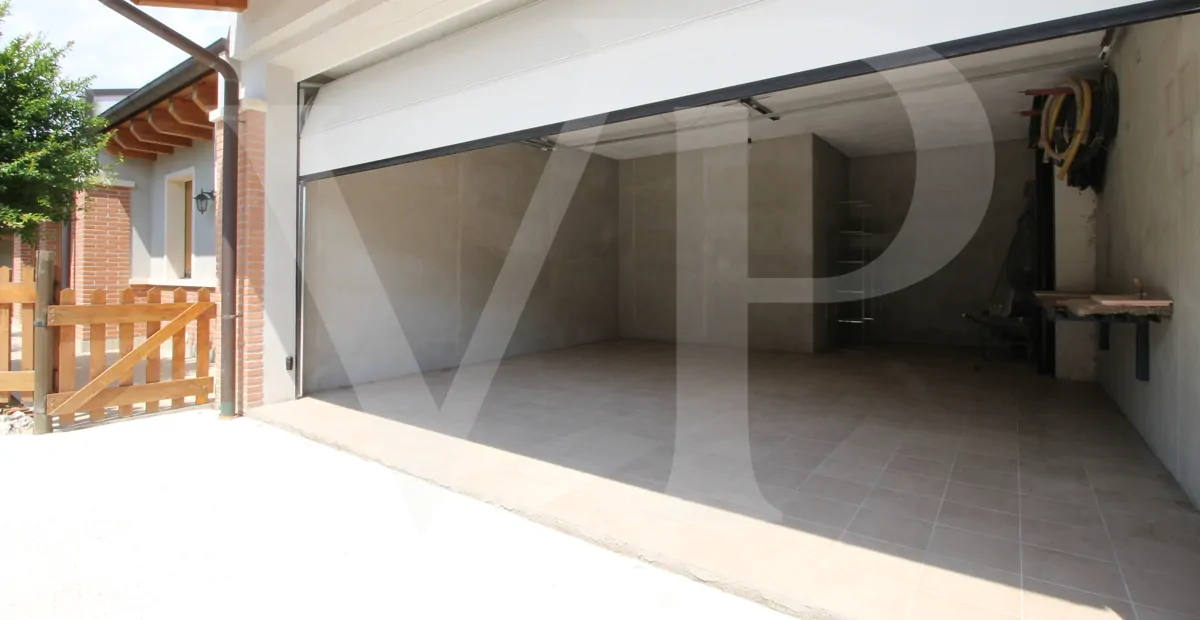 Full renovated - Semi-detached villa with private garden and access