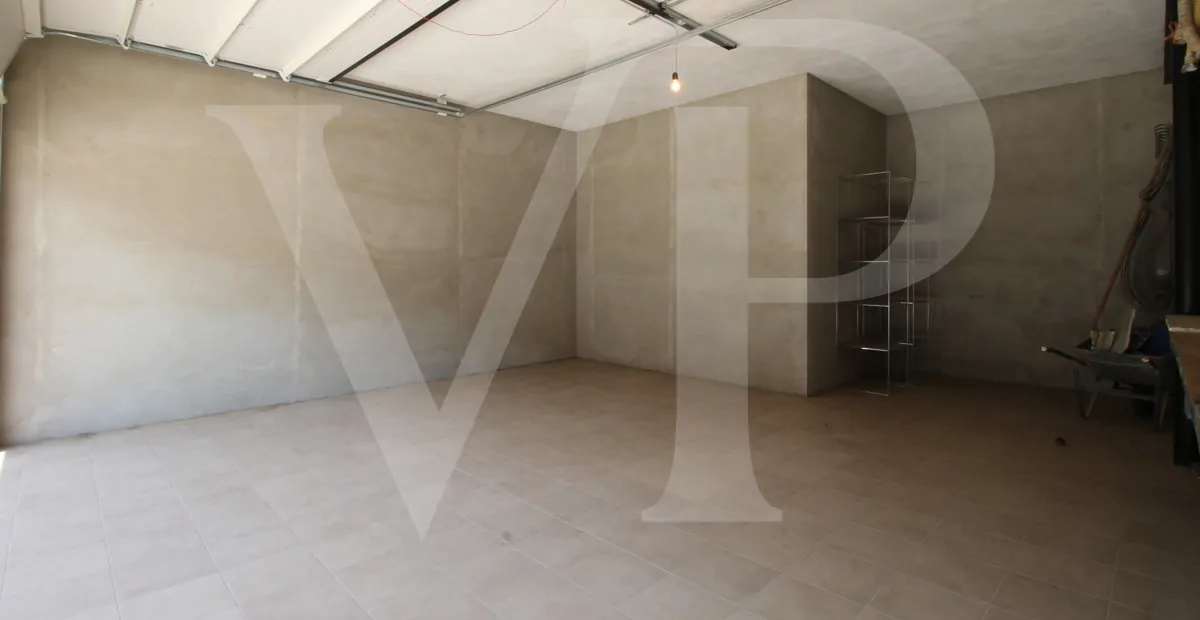 Full renovated - Semi-detached villa with private garden and access