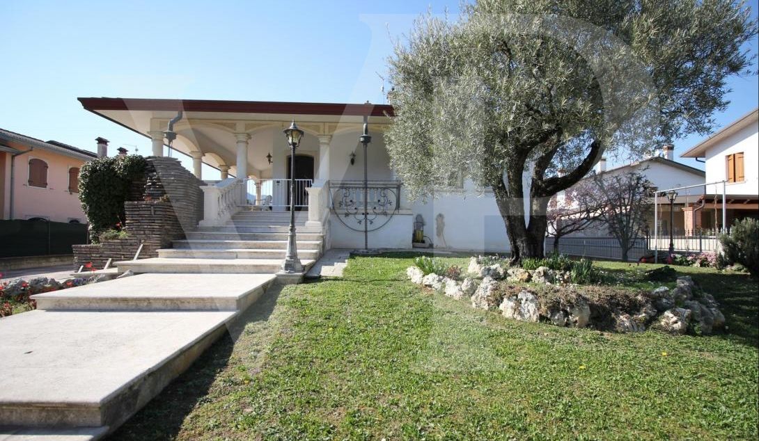 Villa bifamiliare con giardino ed accesso esclusivi