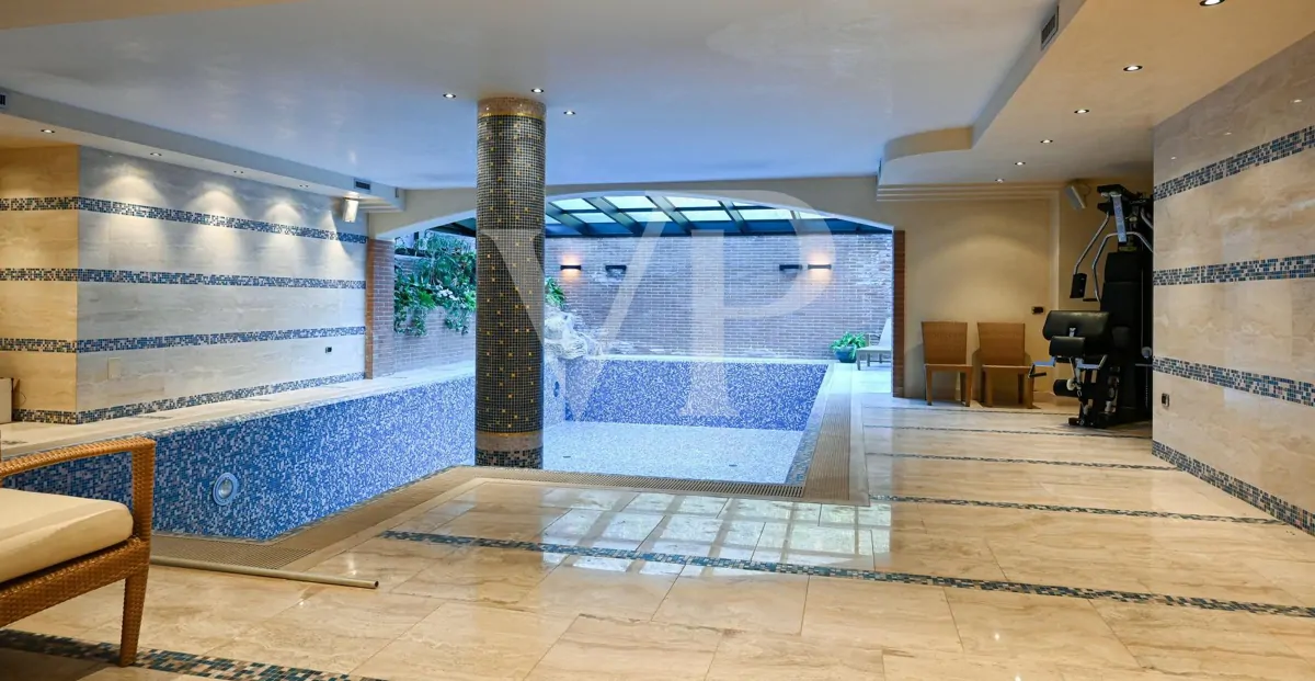 Residenza di prestigio con Piscina Coperta, SPA e Dépendance Privata