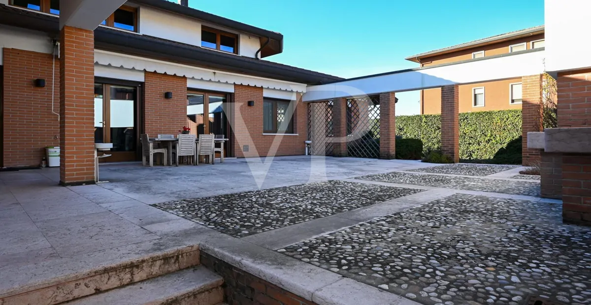 Residenza di prestigio con Piscina Coperta, SPA e Dépendance Privata