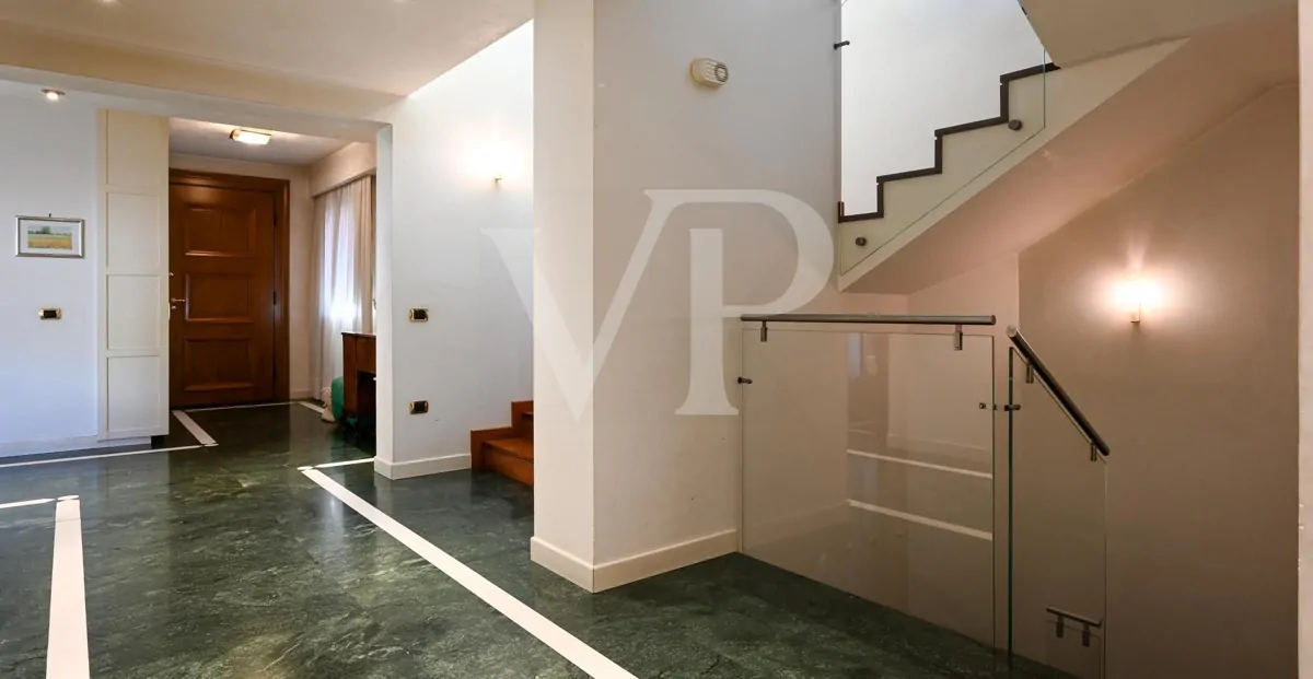 Residenza di prestigio con Piscina Coperta, SPA e Dépendance Privata