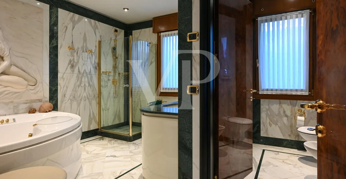 Residenza di prestigio con Piscina Coperta, SPA e Dépendance Privata