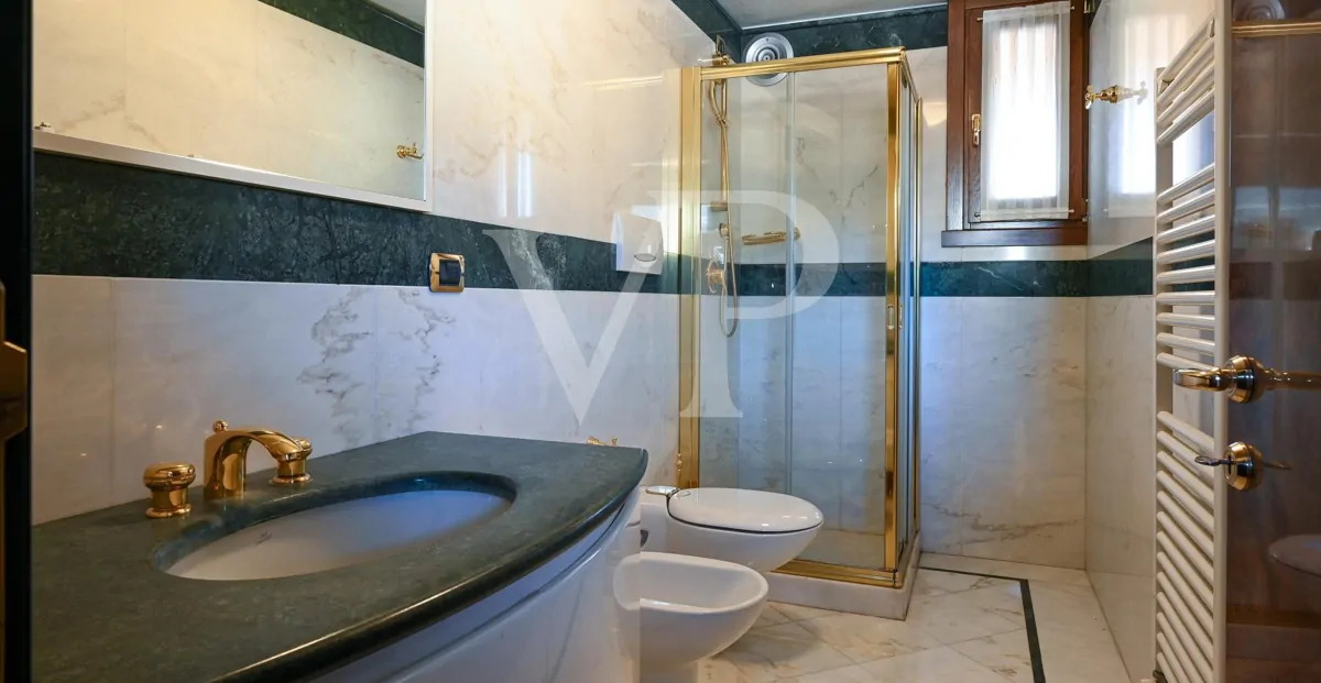 Residenza di prestigio con Piscina Coperta, SPA e Dépendance Privata