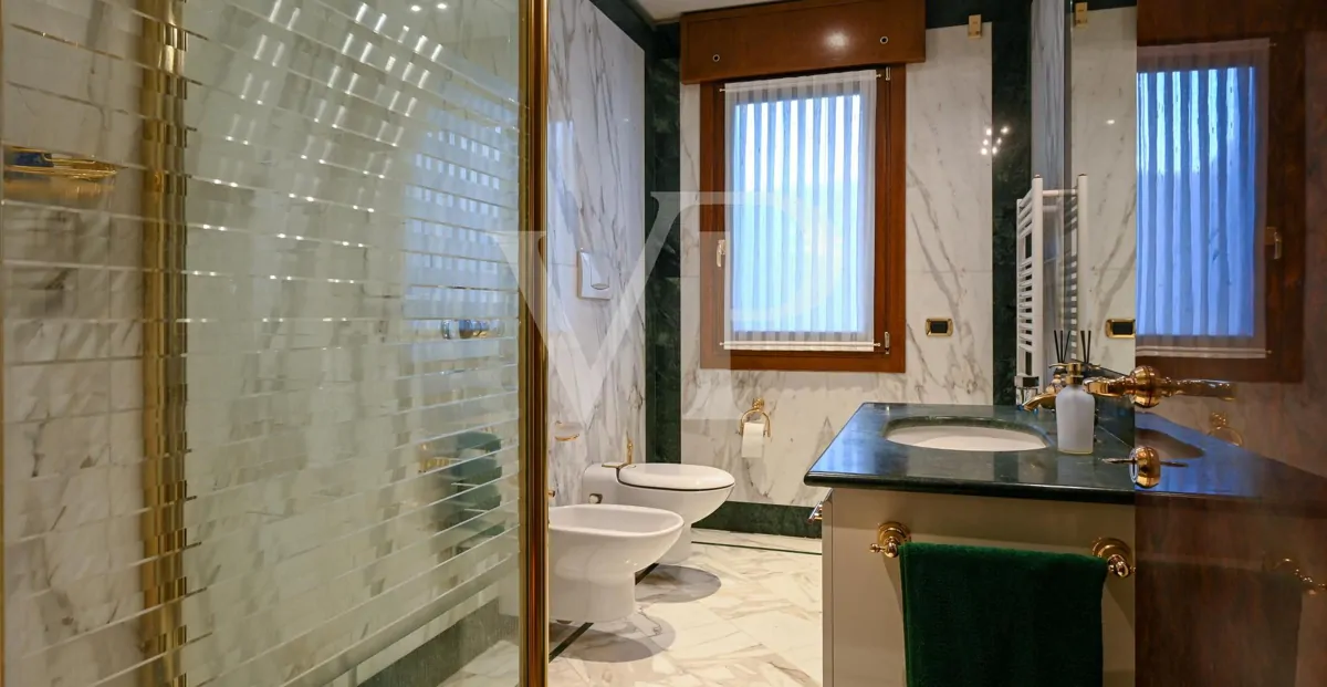 Residenza di prestigio con Piscina Coperta, SPA e Dépendance Privata