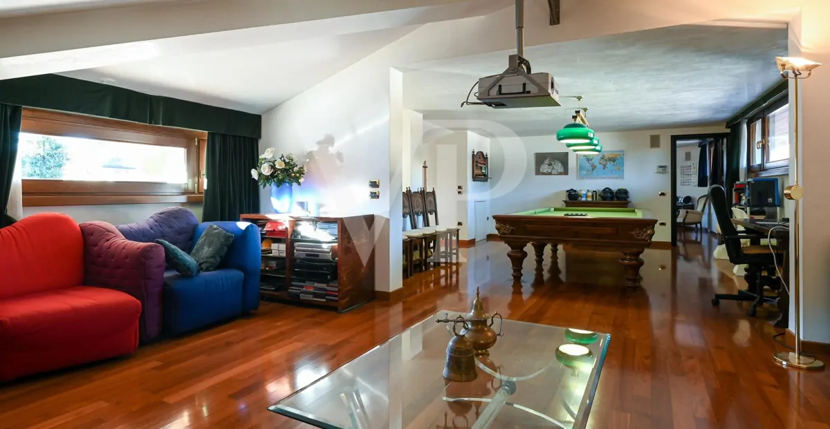 Residenza di prestigio con Piscina Coperta, SPA e Dépendance Privata