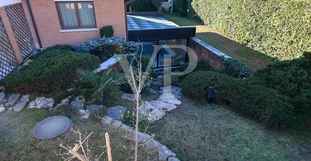 Residenza di prestigio con Piscina Coperta, SPA e Dépendance Privata