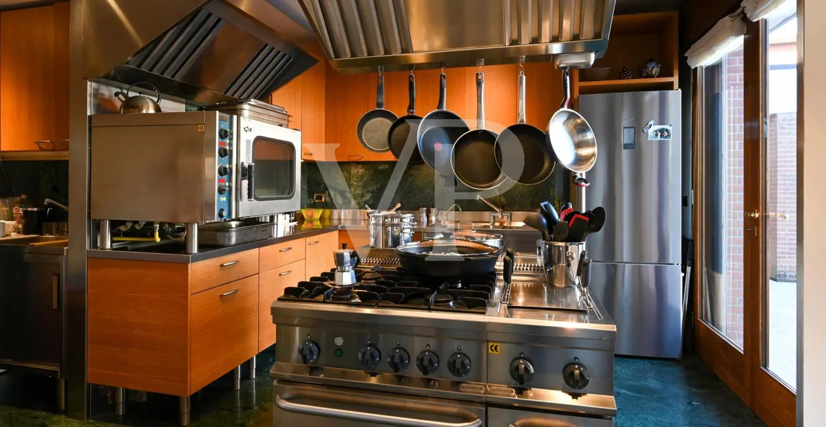 Residenza di prestigio con Piscina Coperta, SPA e Dépendance Privata