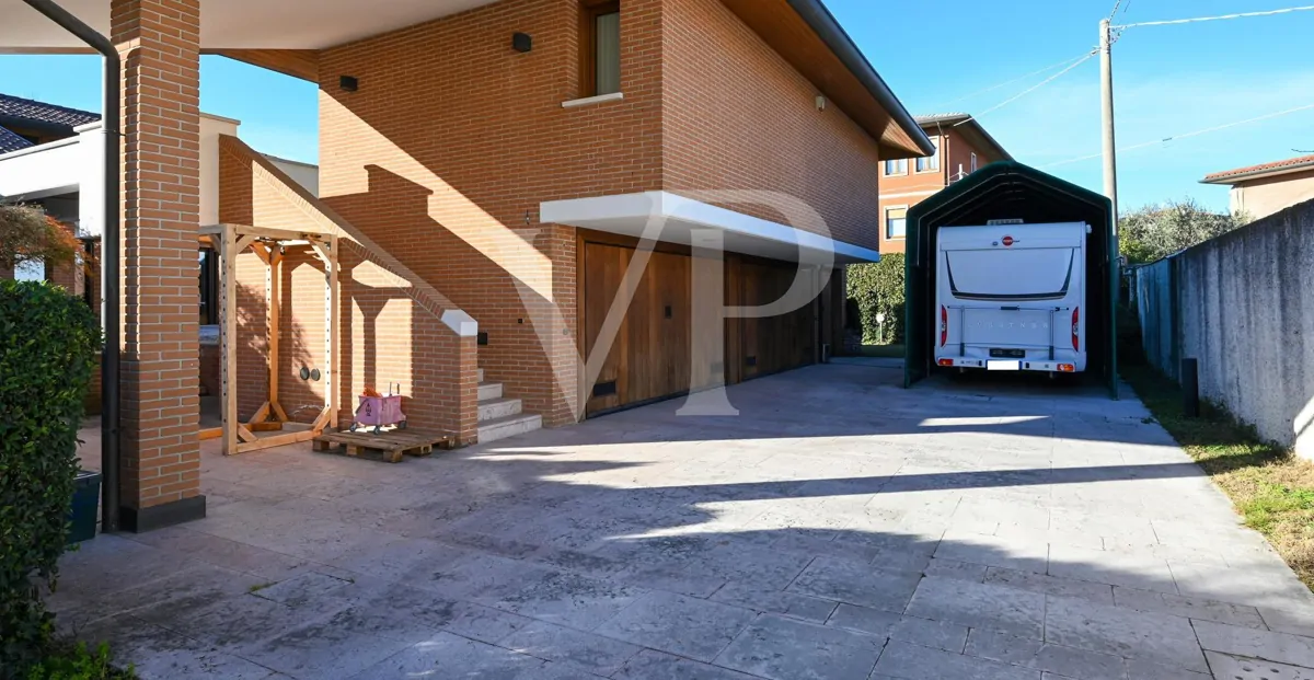 Residenza di prestigio con Piscina Coperta, SPA e Dépendance Privata