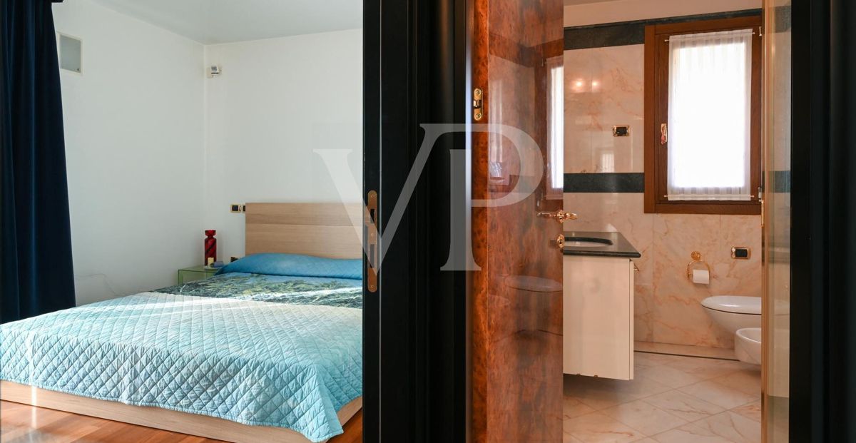 Residenza di prestigio con Piscina Coperta, SPA e Dépendance Privata