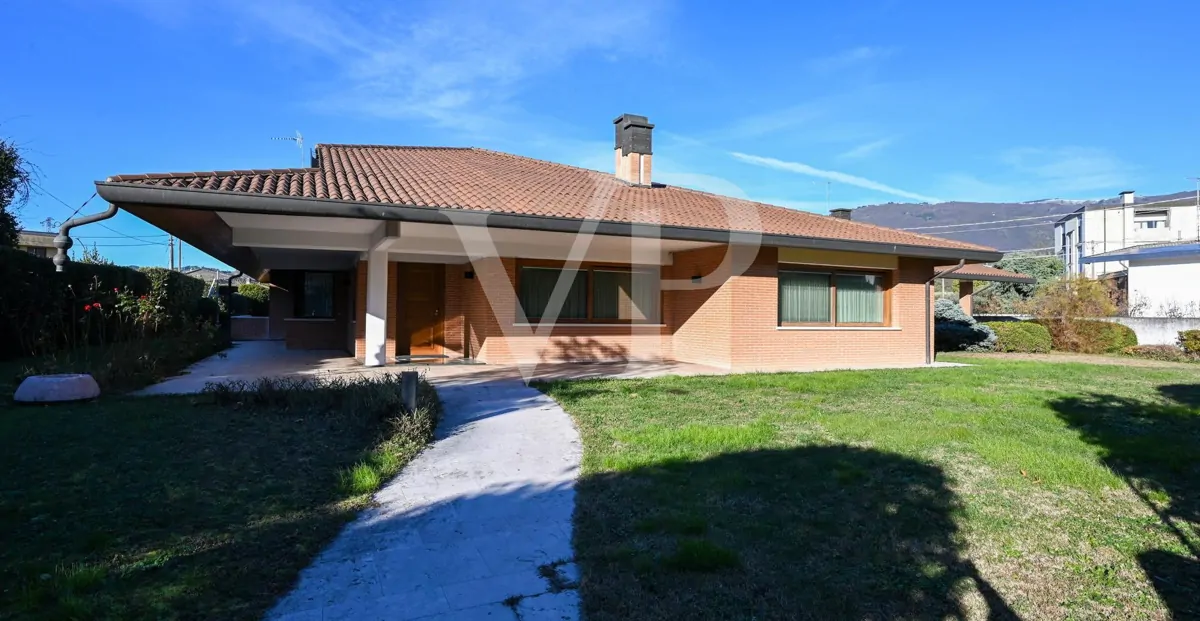 Residenza di prestigio con Piscina Coperta, SPA e Dépendance Privata