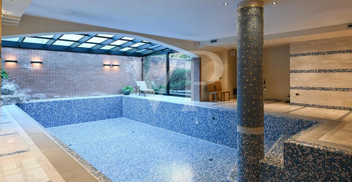 Residenza di prestigio con Piscina Coperta, SPA e Dépendance Privata