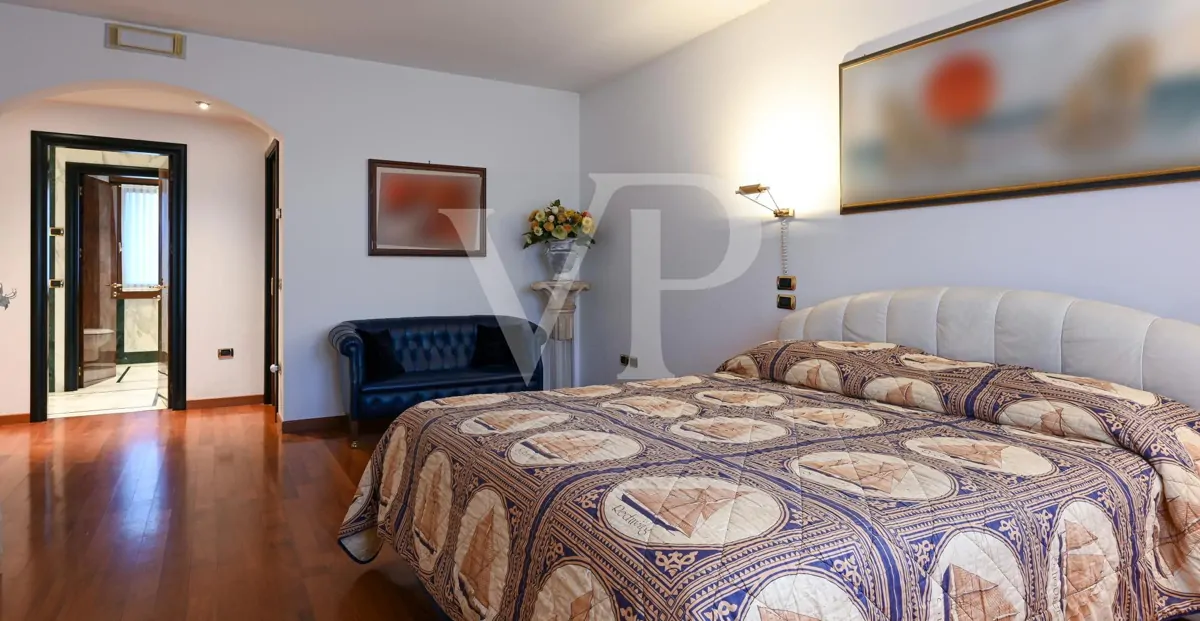 Residenza di prestigio con Piscina Coperta, SPA e Dépendance Privata