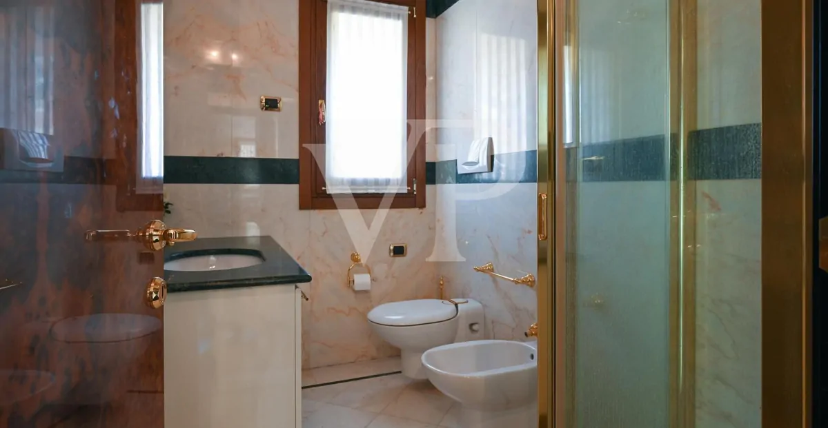 Residenza di prestigio con Piscina Coperta, SPA e Dépendance Privata