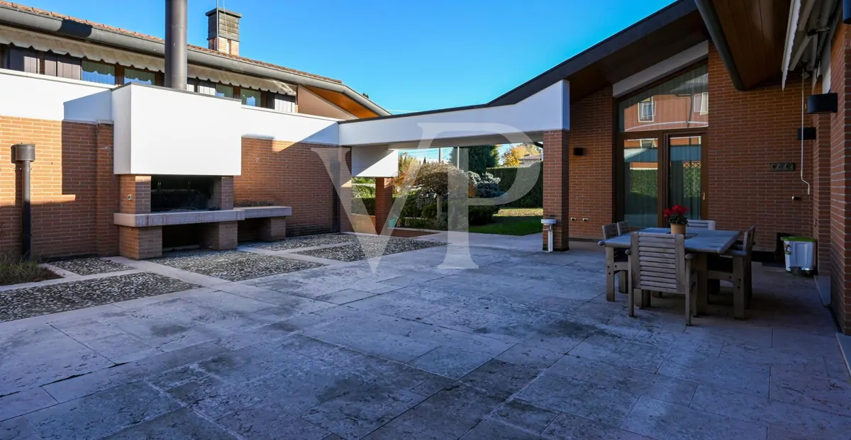 Residenza di prestigio con Piscina Coperta, SPA e Dépendance Privata