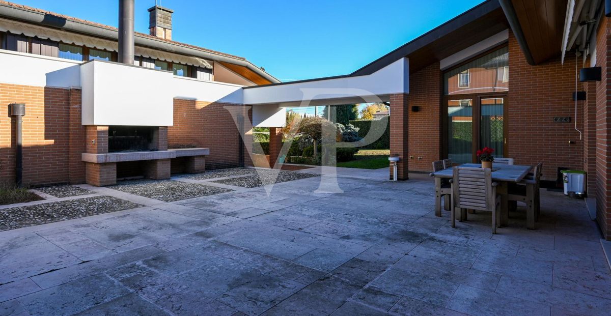 Residenza di prestigio con Piscina Coperta, SPA e Dépendance Privata