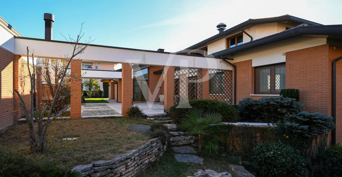 Residenza di prestigio con Piscina Coperta, SPA e Dépendance Privata