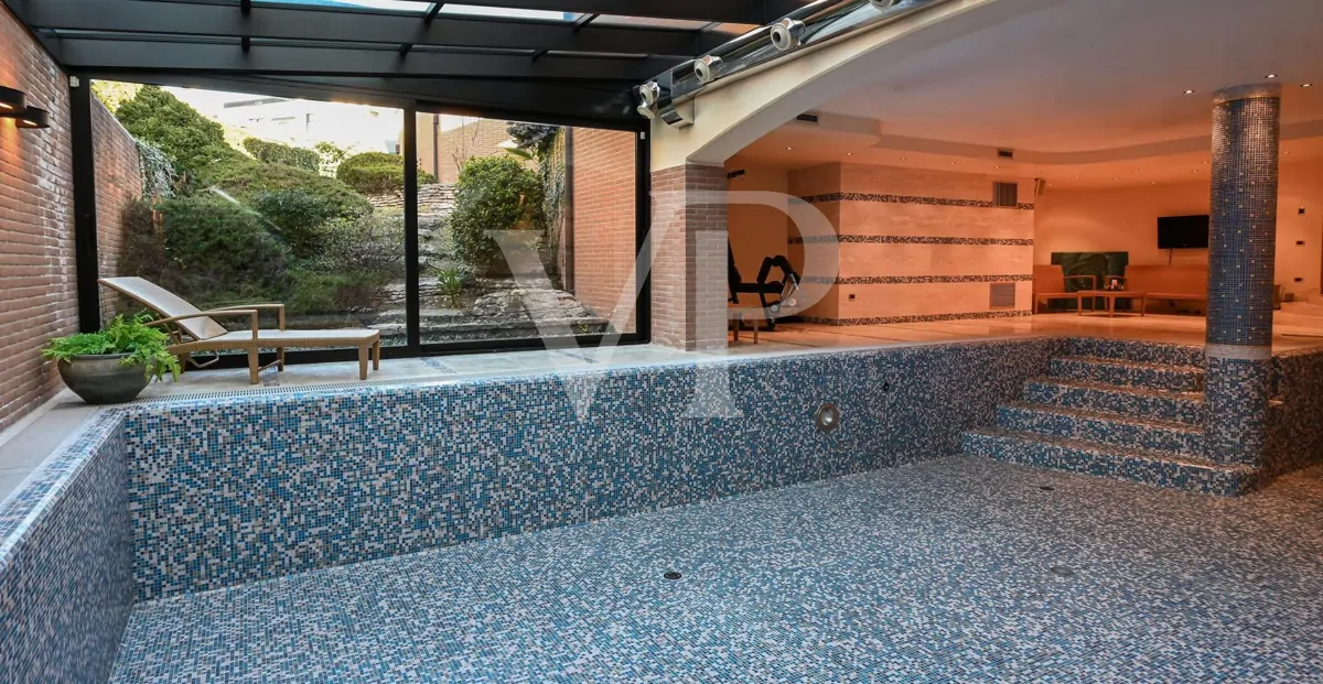 Residenza di prestigio con Piscina Coperta, SPA e Dépendance Privata