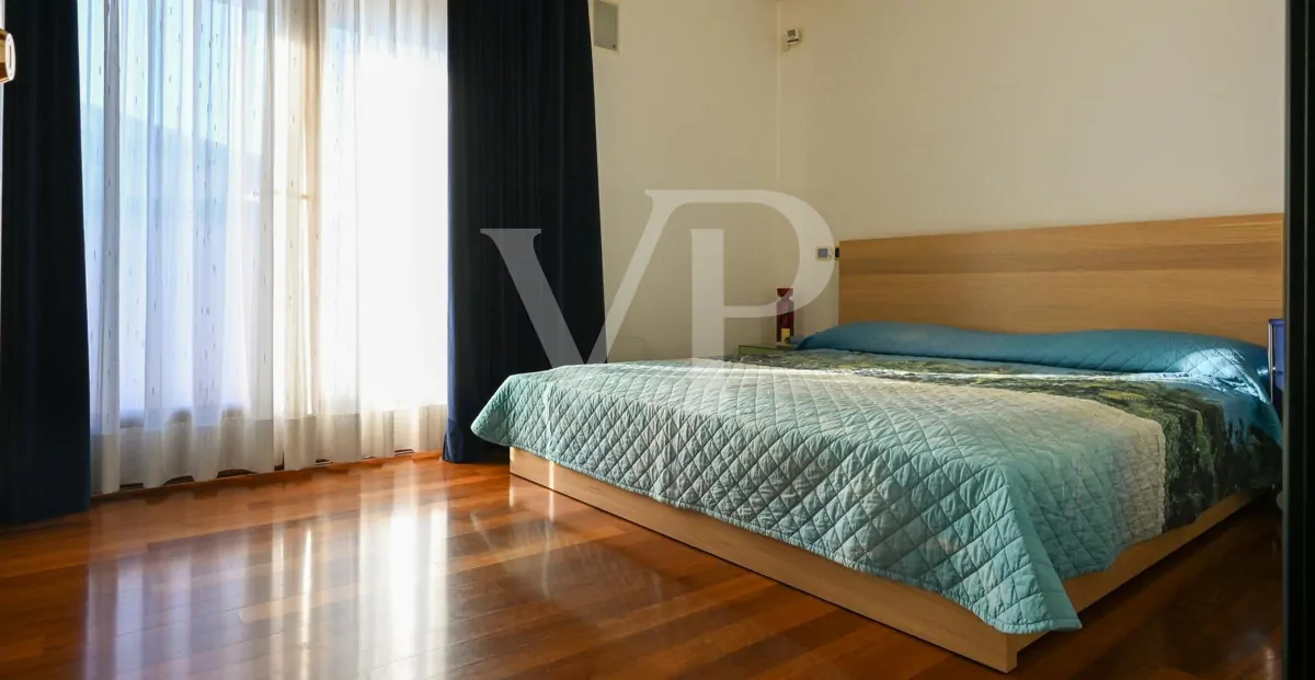 Residenza di prestigio con Piscina Coperta, SPA e Dépendance Privata