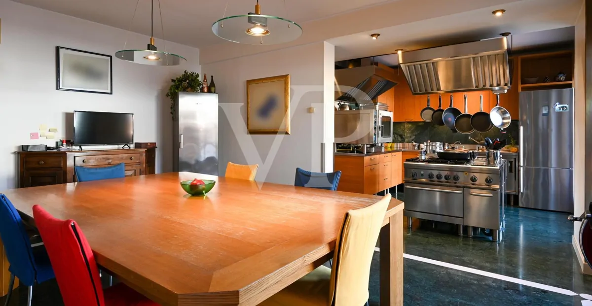 Residenza di prestigio con Piscina Coperta, SPA e Dépendance Privata