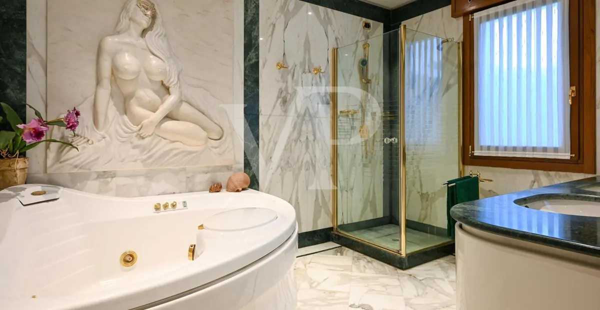 Residenza di prestigio con Piscina Coperta, SPA e Dépendance Privata