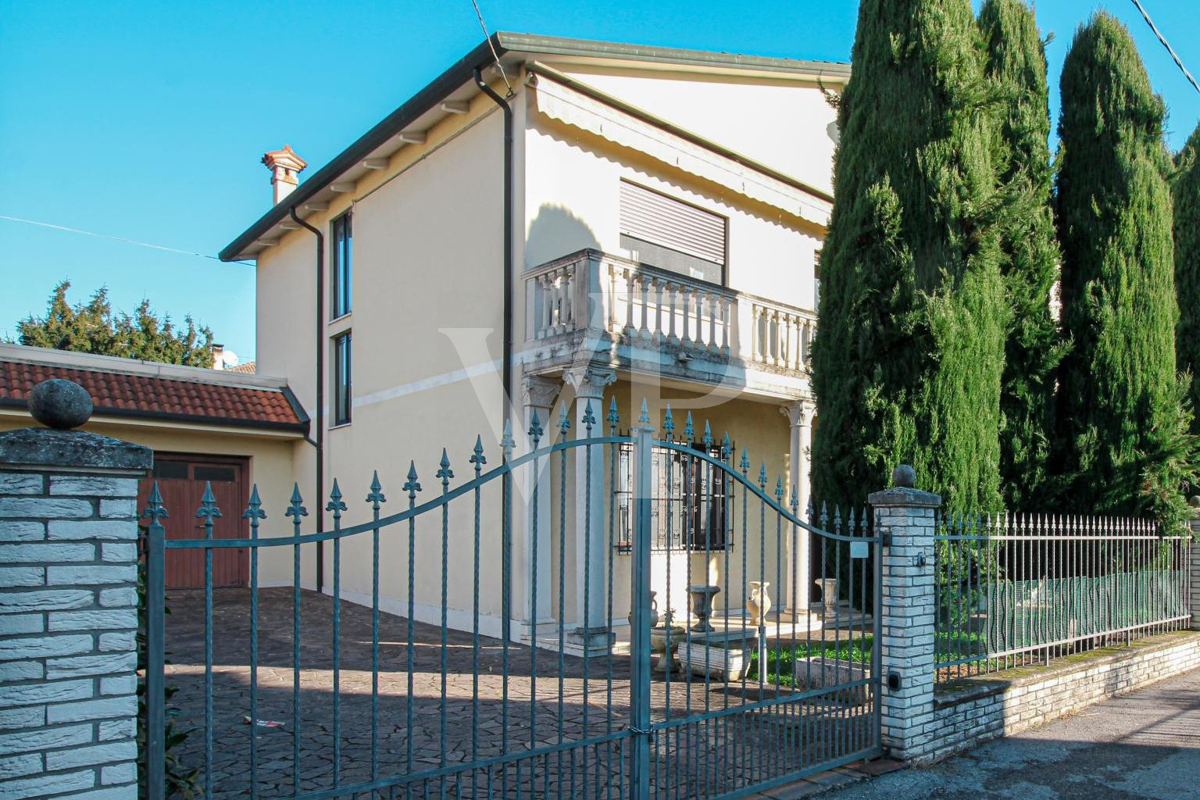 Casa singola con giardino privato e ampi spazi interni