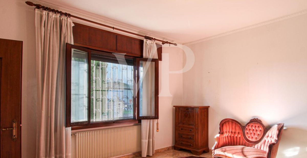 Freistehendes Haus mit privatem Garten und geräumigen Innenräumen