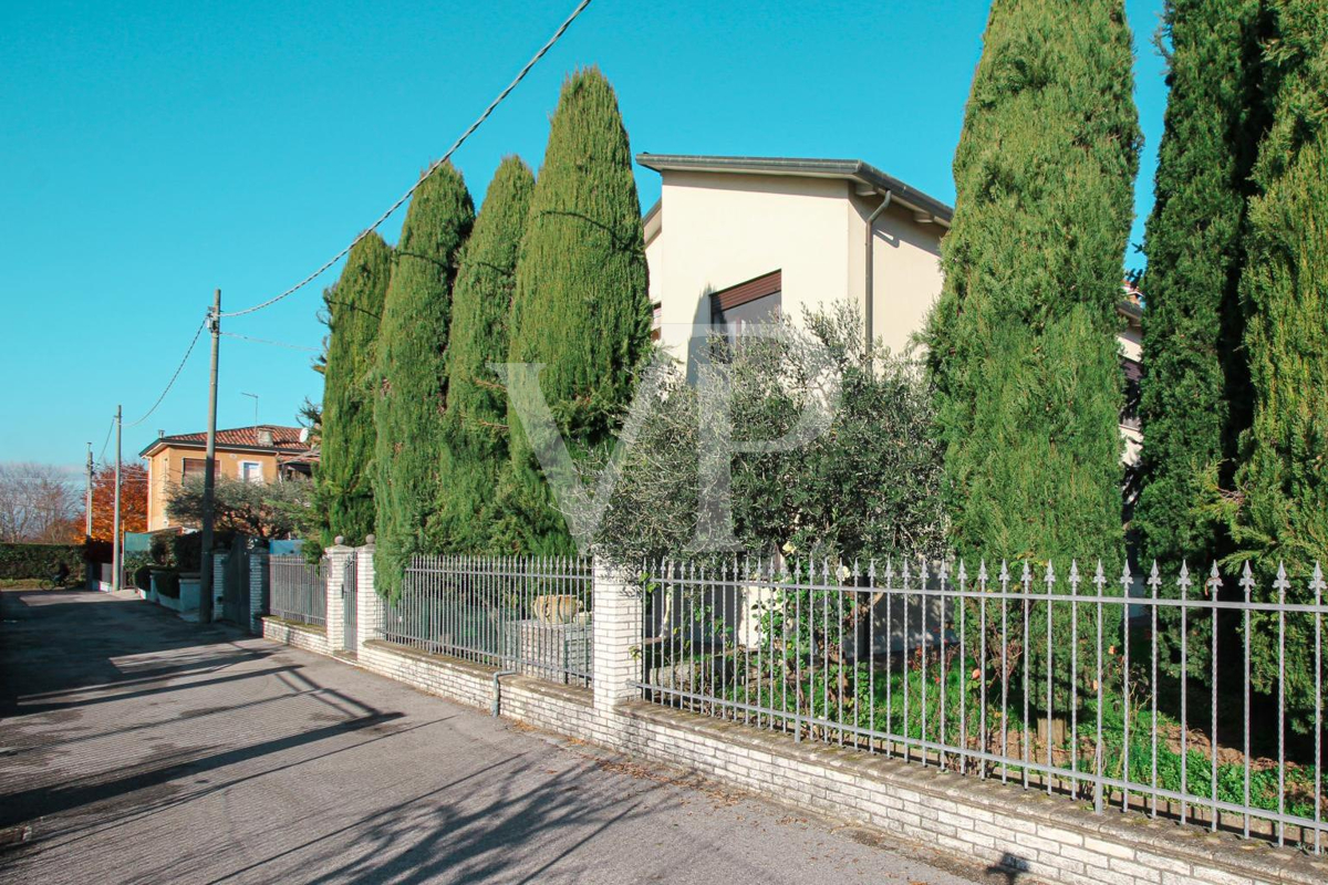 Casa singola con giardino privato e ampi spazi interni