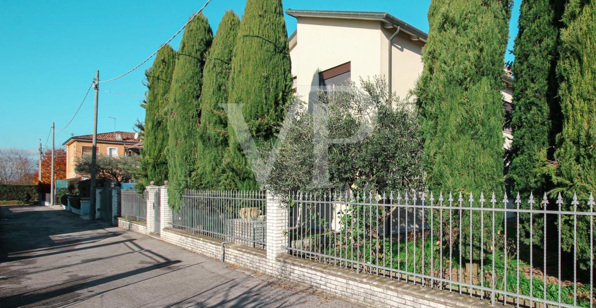 Freistehendes Haus mit privatem Garten und geräumigen Innenräumen