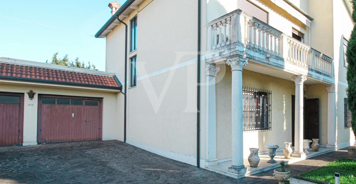 Freistehendes Haus mit privatem Garten und geräumigen Innenräumen