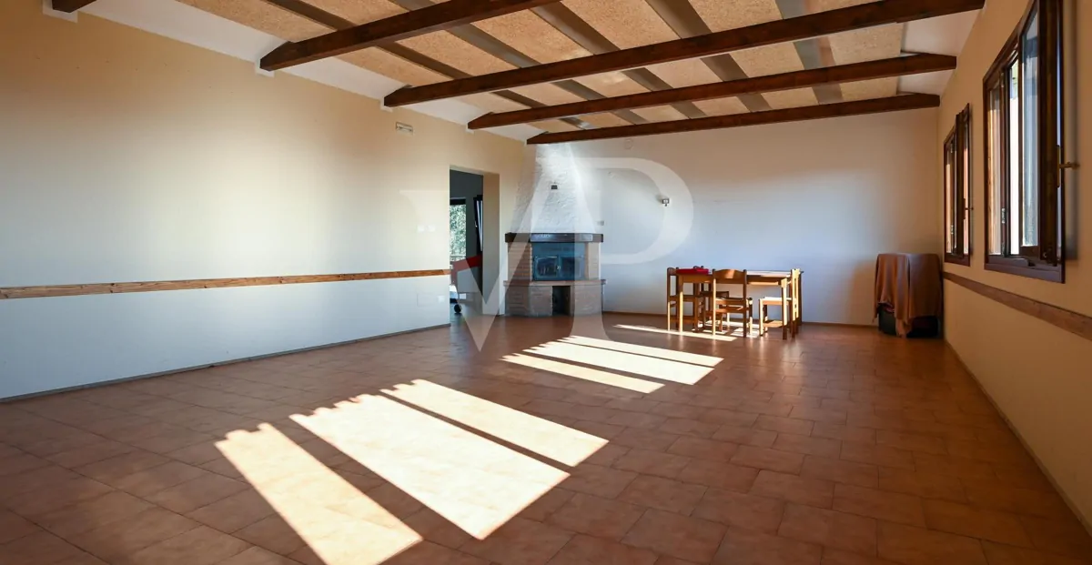 Granja con dependencia comercial y terreno