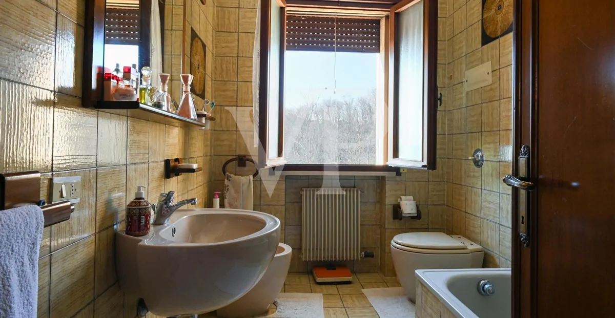 Granja con dependencia comercial y terreno