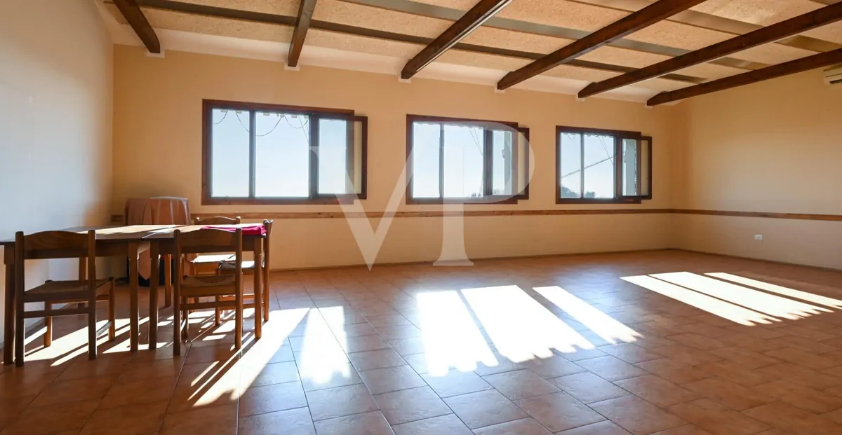 Granja con dependencia comercial y terreno