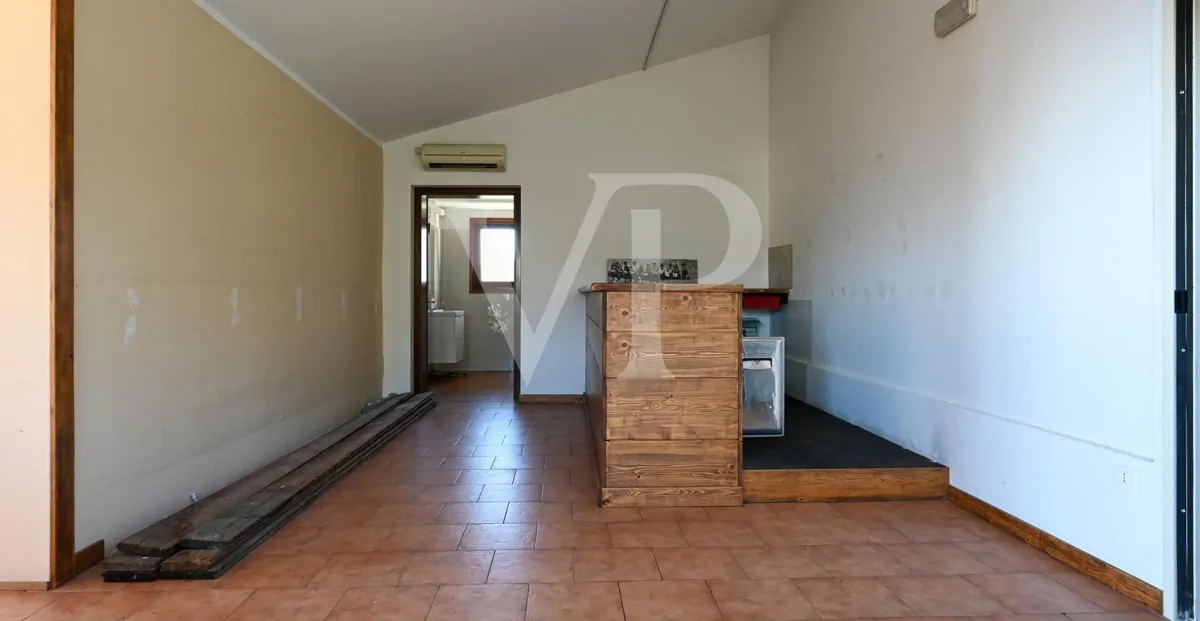 Granja con dependencia comercial y terreno