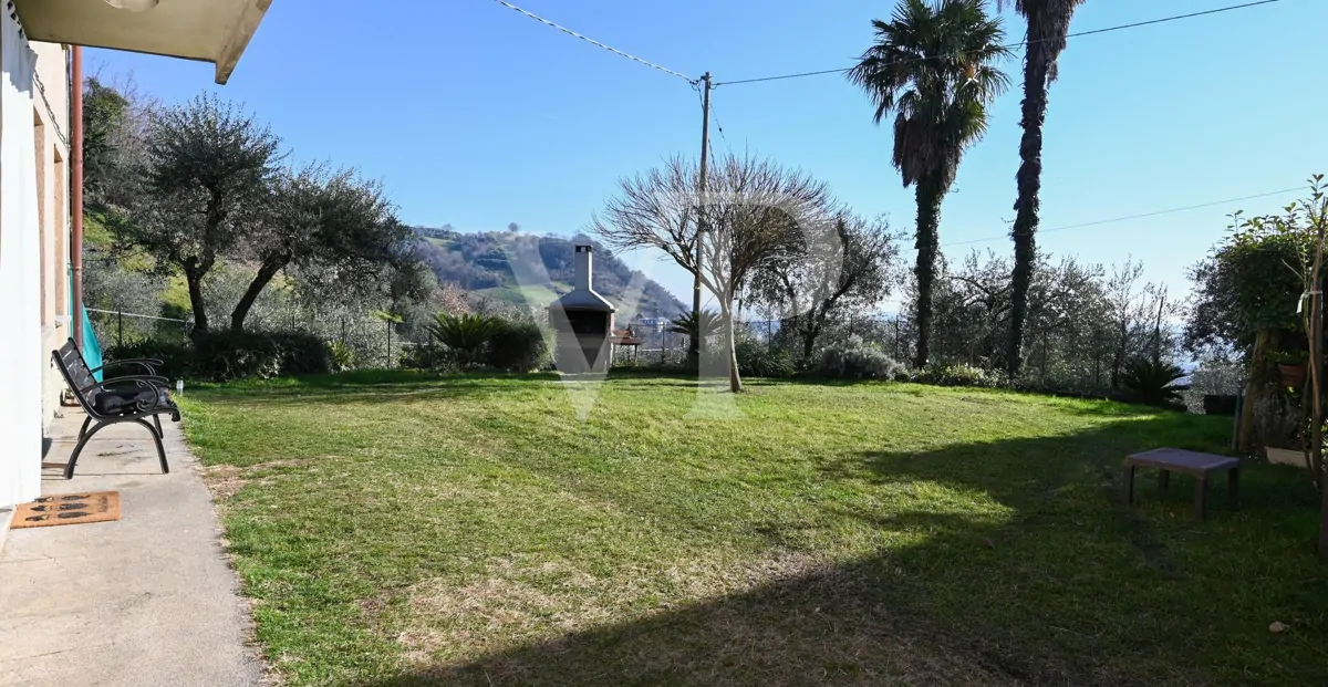 Granja con dependencia comercial y terreno