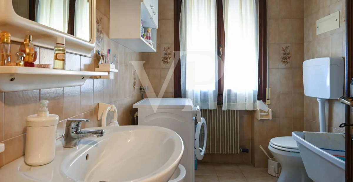 Granja con dependencia comercial y terreno