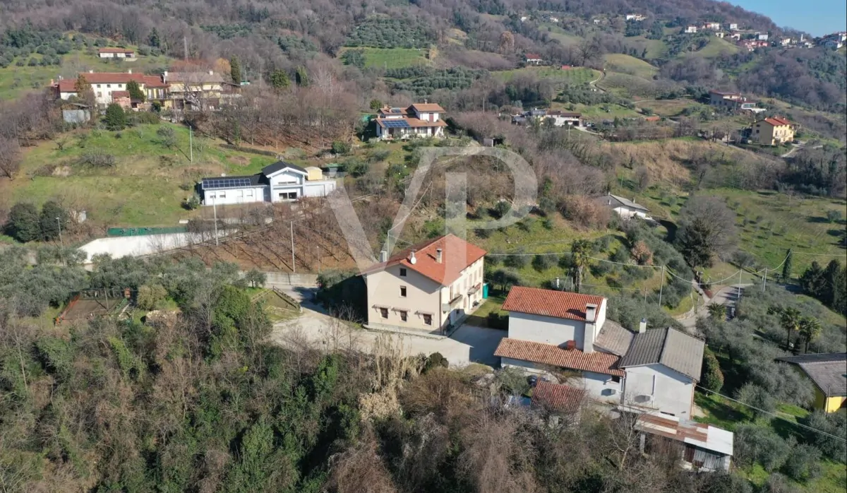 Granja con dependencia comercial y terreno