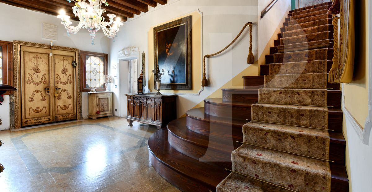 Ingresso e scalone ellittico