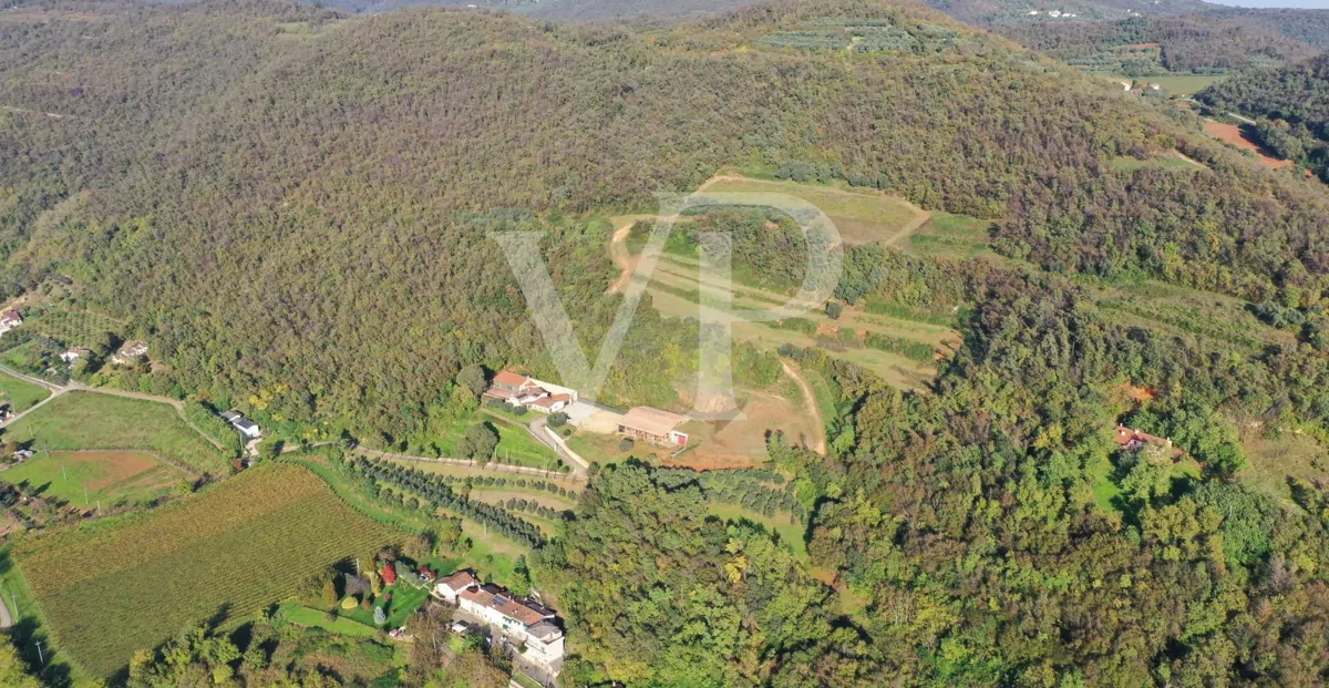 Exclusiva villa panorámica con 16 hectáreas de terreno en ladera