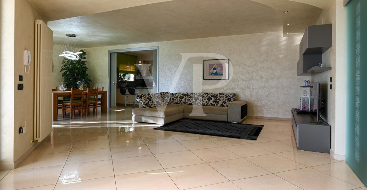 Villa panoramique exclusive avec 16 hectares de terrain à flanc de colline