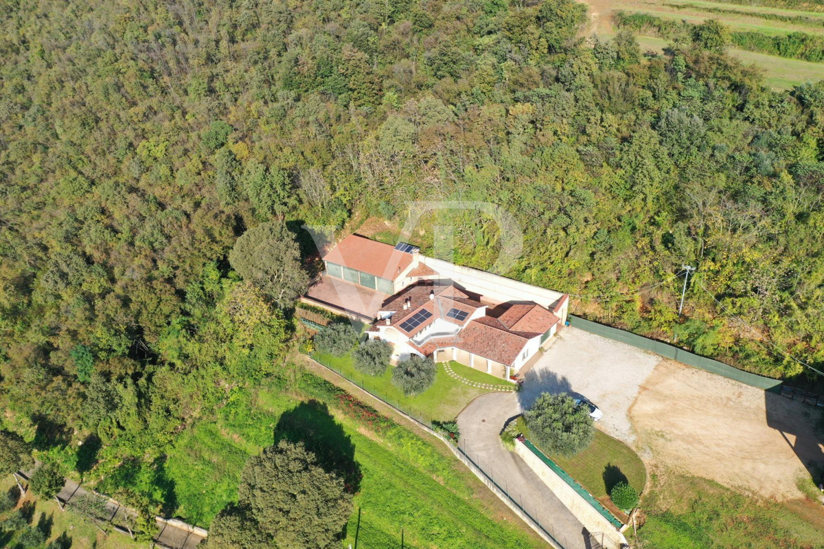 Villa panoramique exclusive avec 16 hectares de terrain à flanc de colline