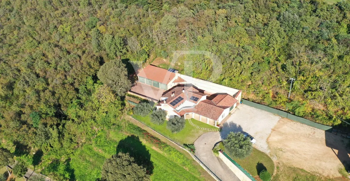 Exclusiva villa panorámica con 16 hectáreas de terreno en ladera