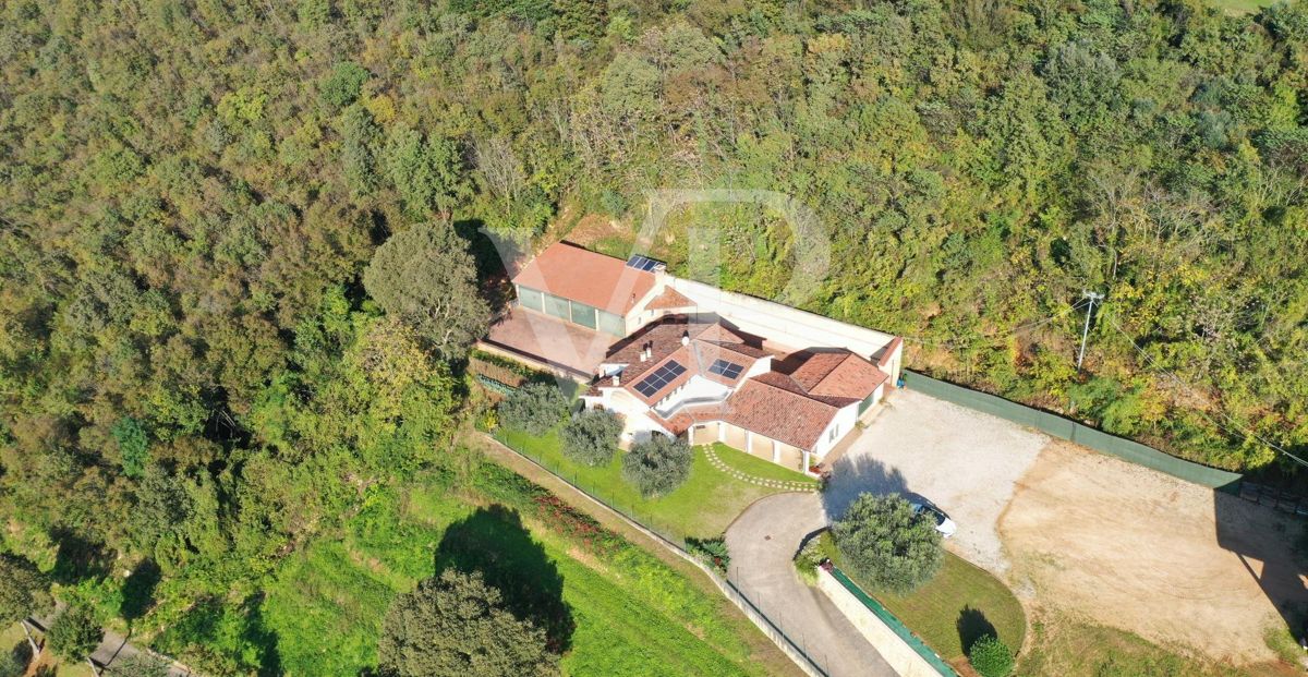 Villa panoramique exclusive avec 16 hectares de terrain à flanc de colline