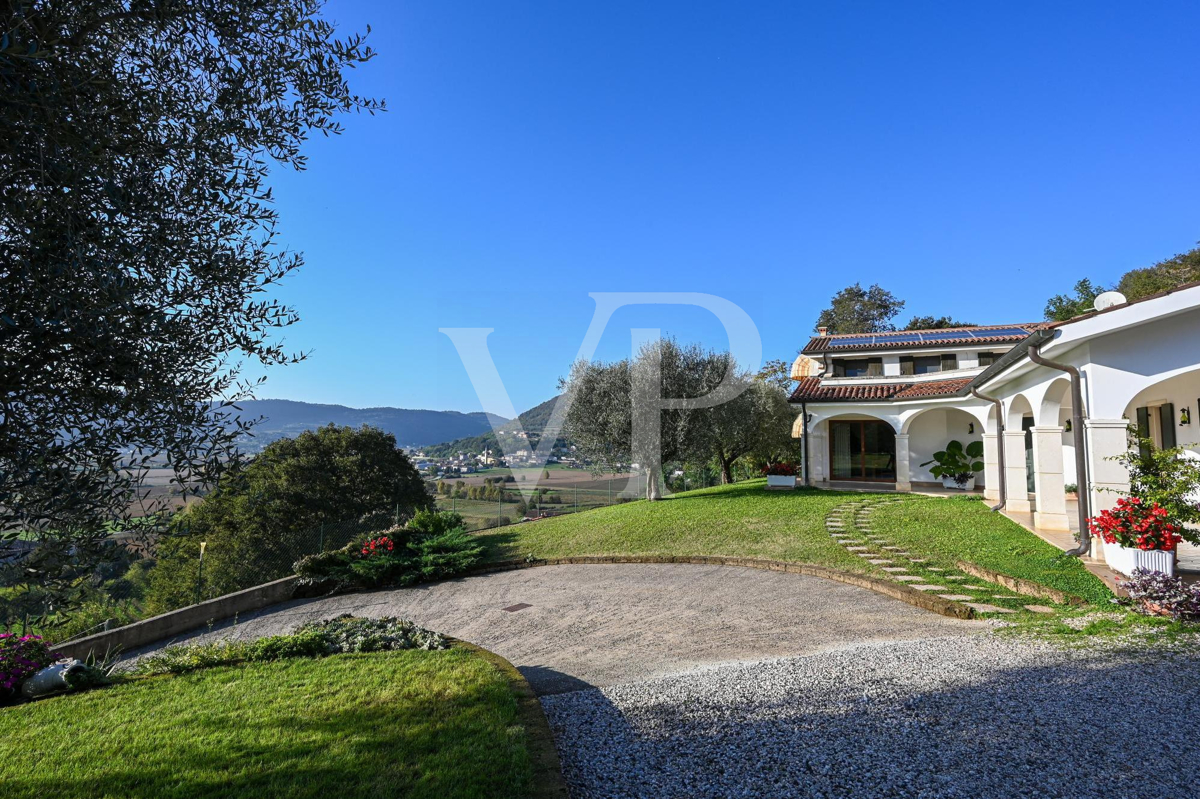 Exclusiva villa panorámica con 16 hectáreas de terreno en ladera