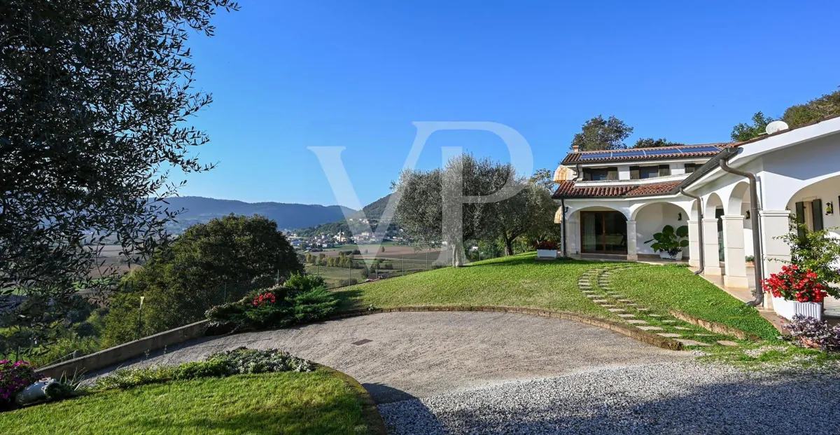 Exclusiva villa panorámica con 16 hectáreas de terreno en ladera