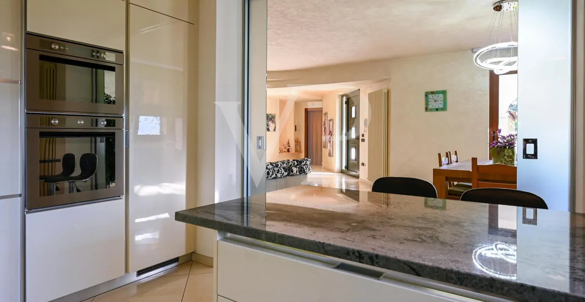 Exclusiva villa panorámica con 16 hectáreas de terreno en ladera