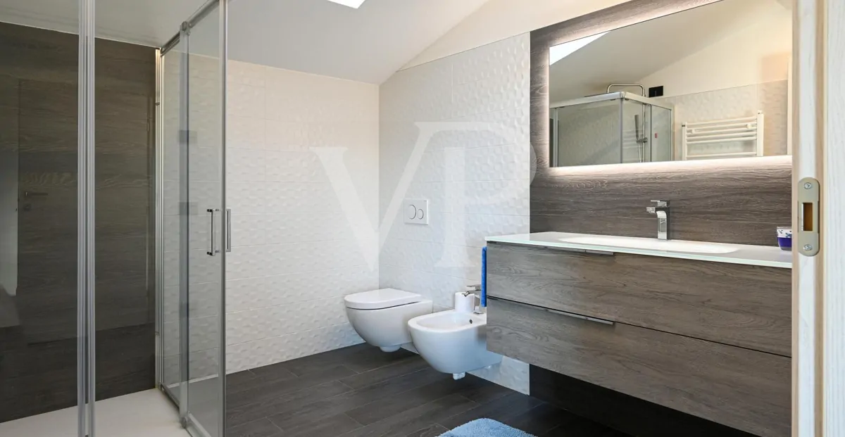 Exclusiva villa panorámica con 16 hectáreas de terreno en ladera